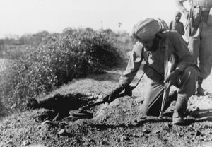 Un soldat indien cherchant des mines avec un détecteur de métaux - English Photographer